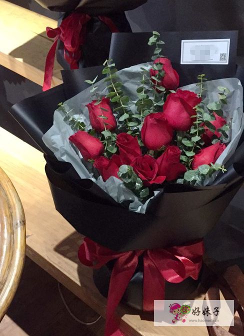 订单号:802141348360 花材:11朵红玫瑰,搭配尤加利叶花束 包装:乳白色
